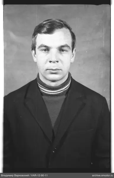 Porträt eines Mannes in dunklem Jacke und Pullover