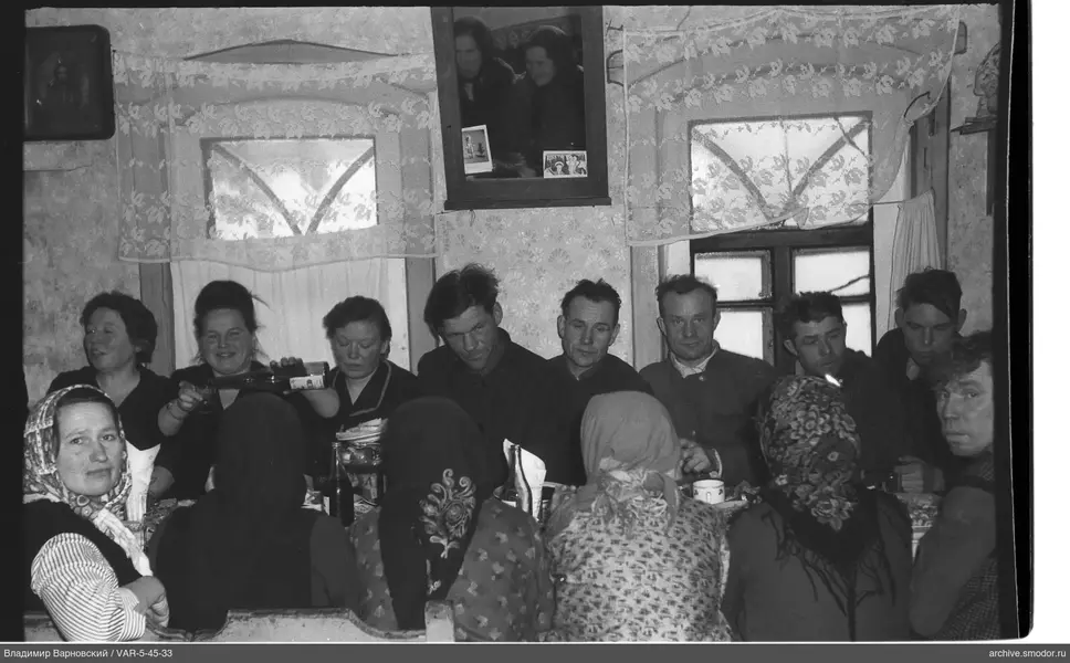 Gruppenporträt am Tisch