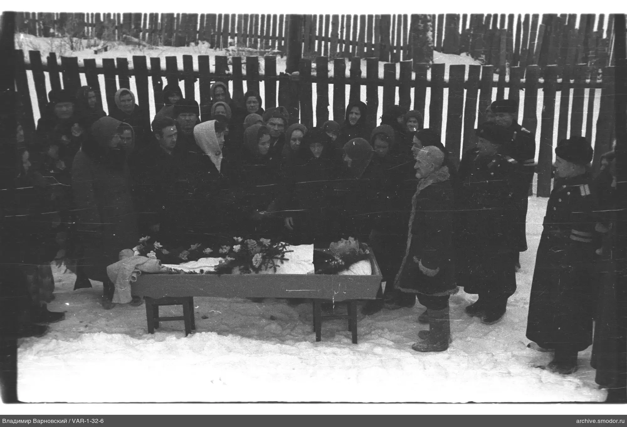 Группа у деревянного стола с телом