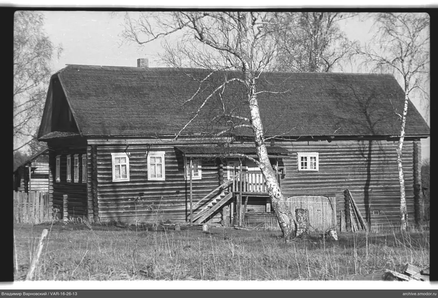 Holzhaus mit Fenstern und Veranda