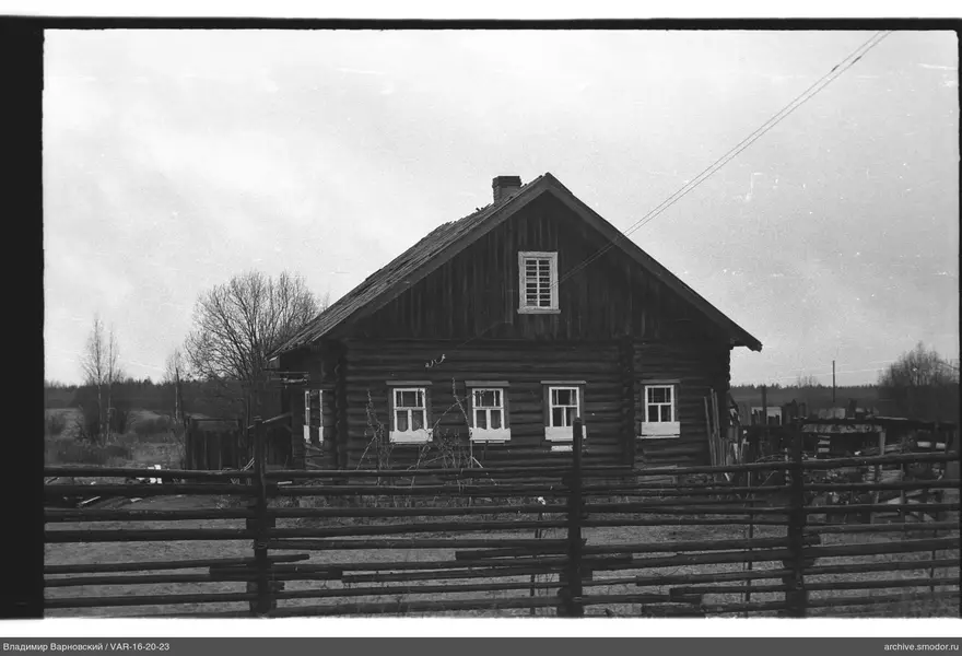 Holzhaus mit Giebelfenster