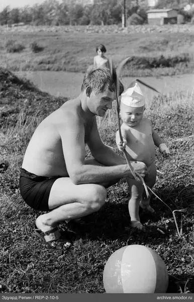 Mann und Kinder auf dem Gras