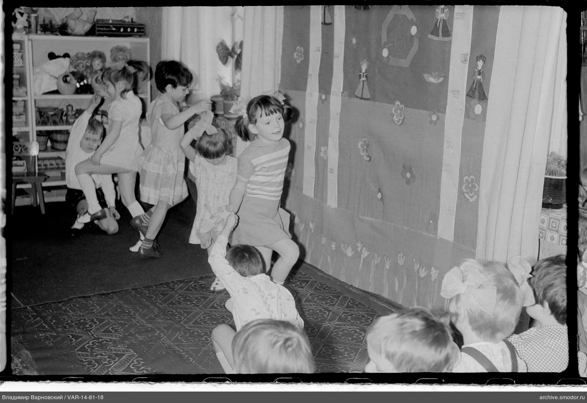 Kinder in einem Raum mit Spielzeug und Stoffbild