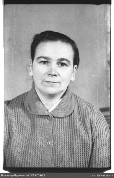 Porträt einer Frau im gestrickten Cardigan