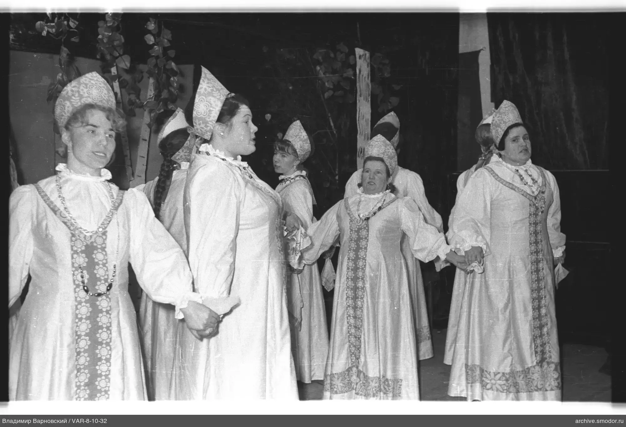 Gruppenporträt von Frauen in traditionellen Kleidern