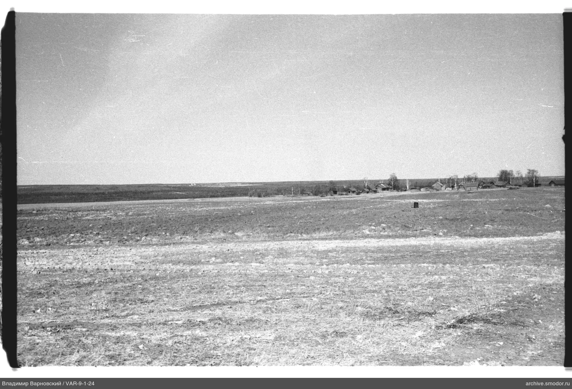Landschaft mit Dorf und Feld