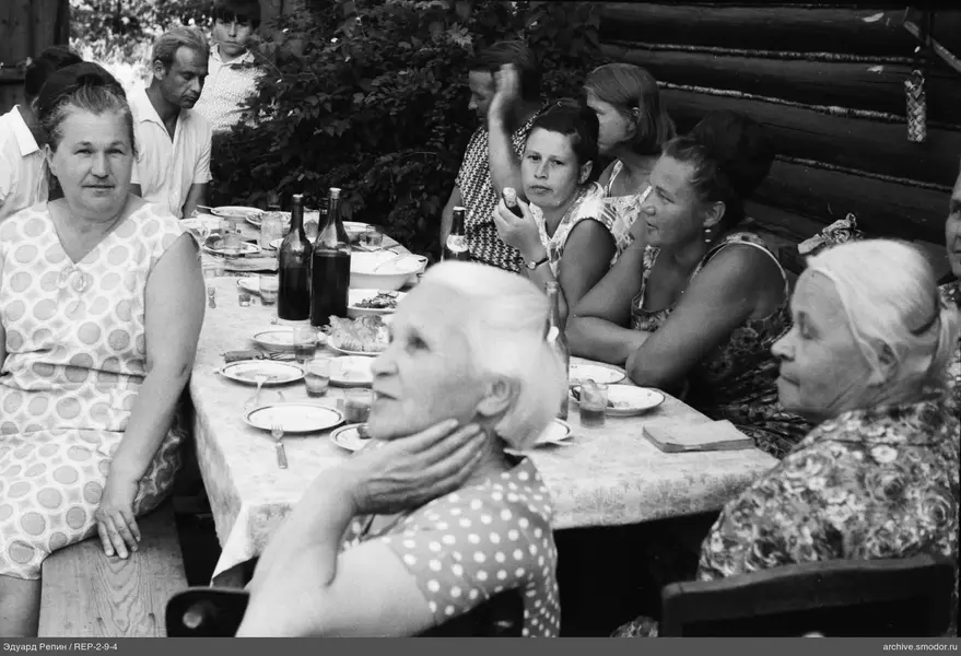 Gruppe von Menschen am Tisch mit Brot