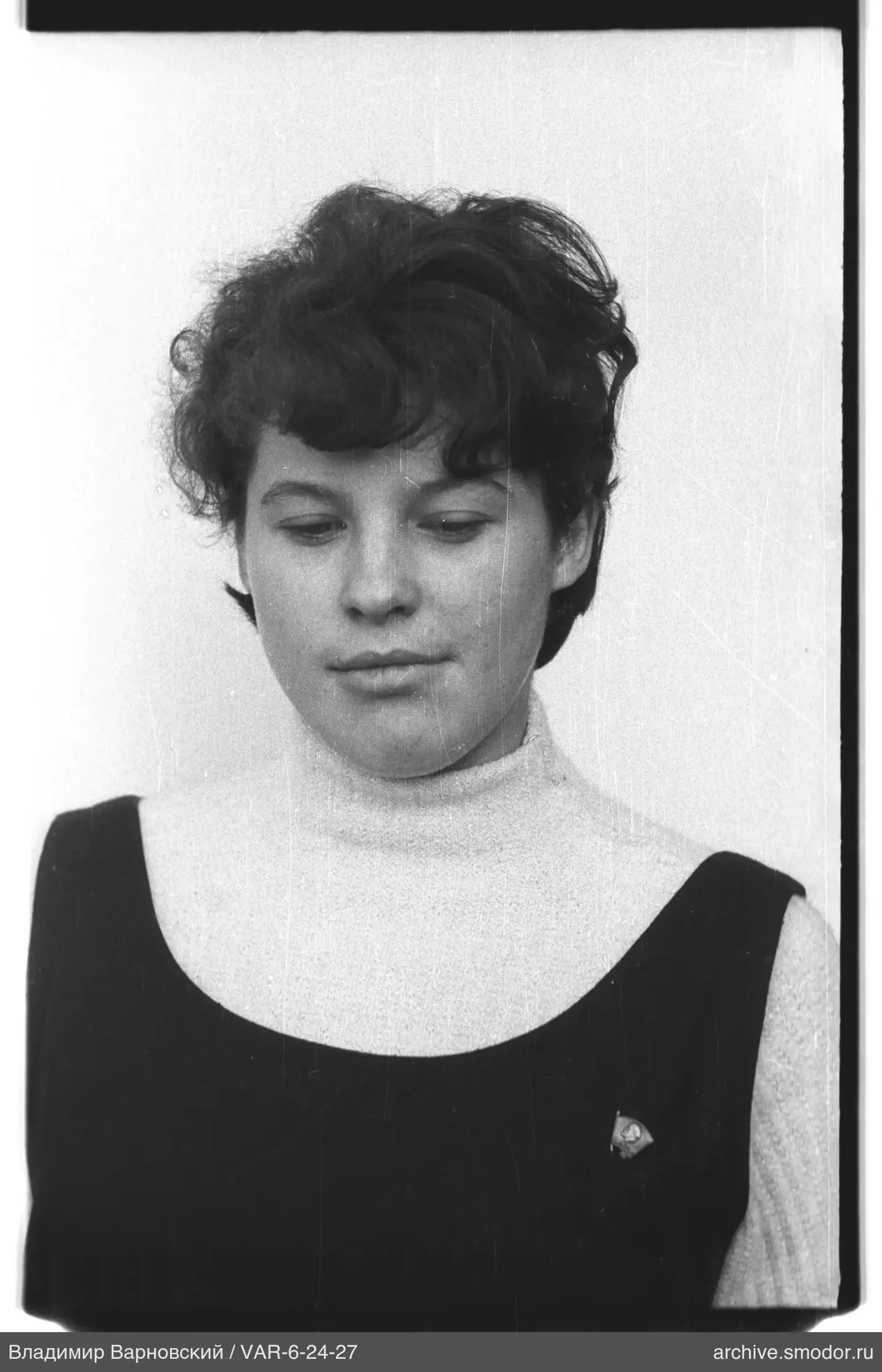Porträt einer Frau in hellem Rollkragenpullover und dunklem Kleid