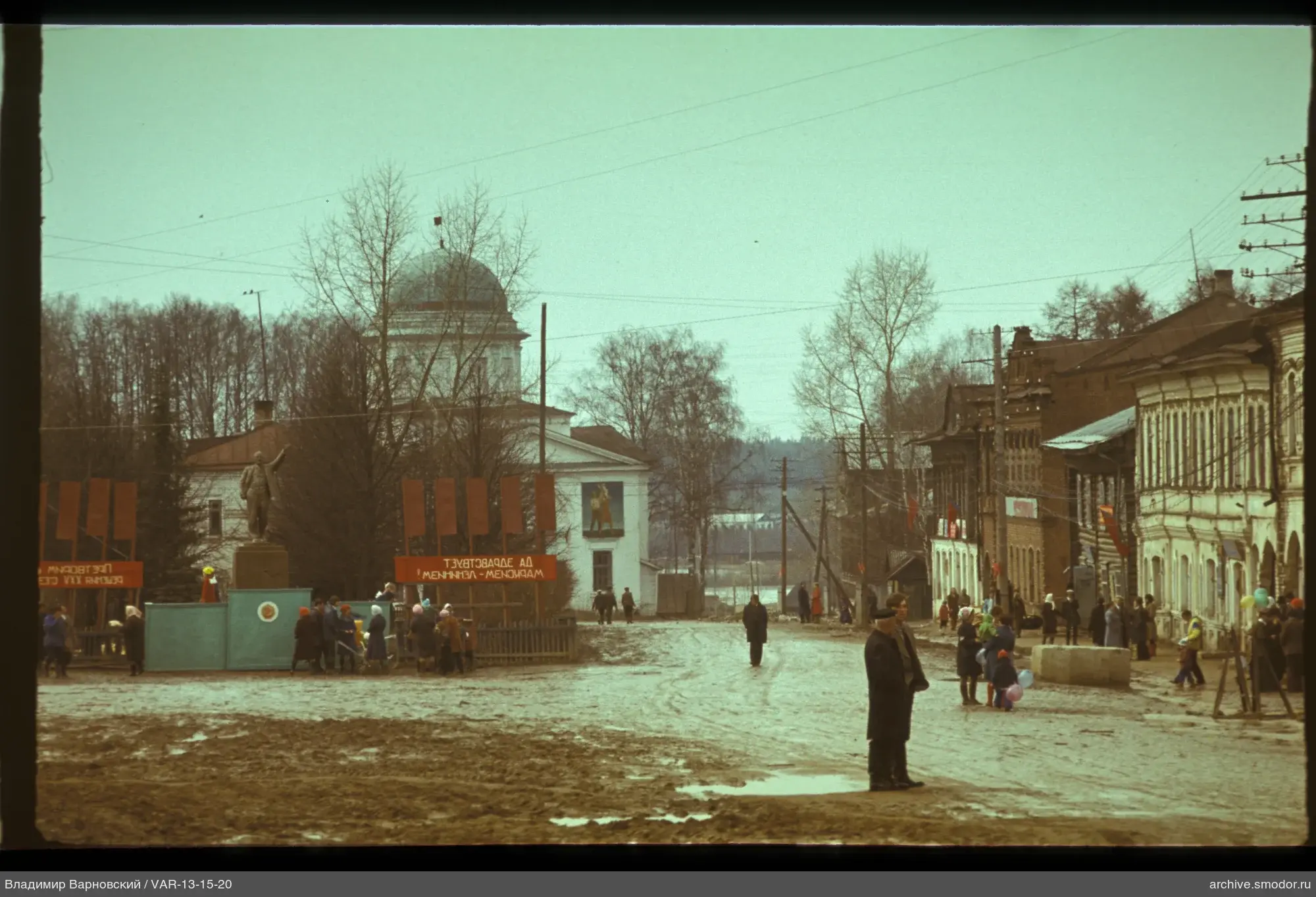 Улица с памятником и людьми