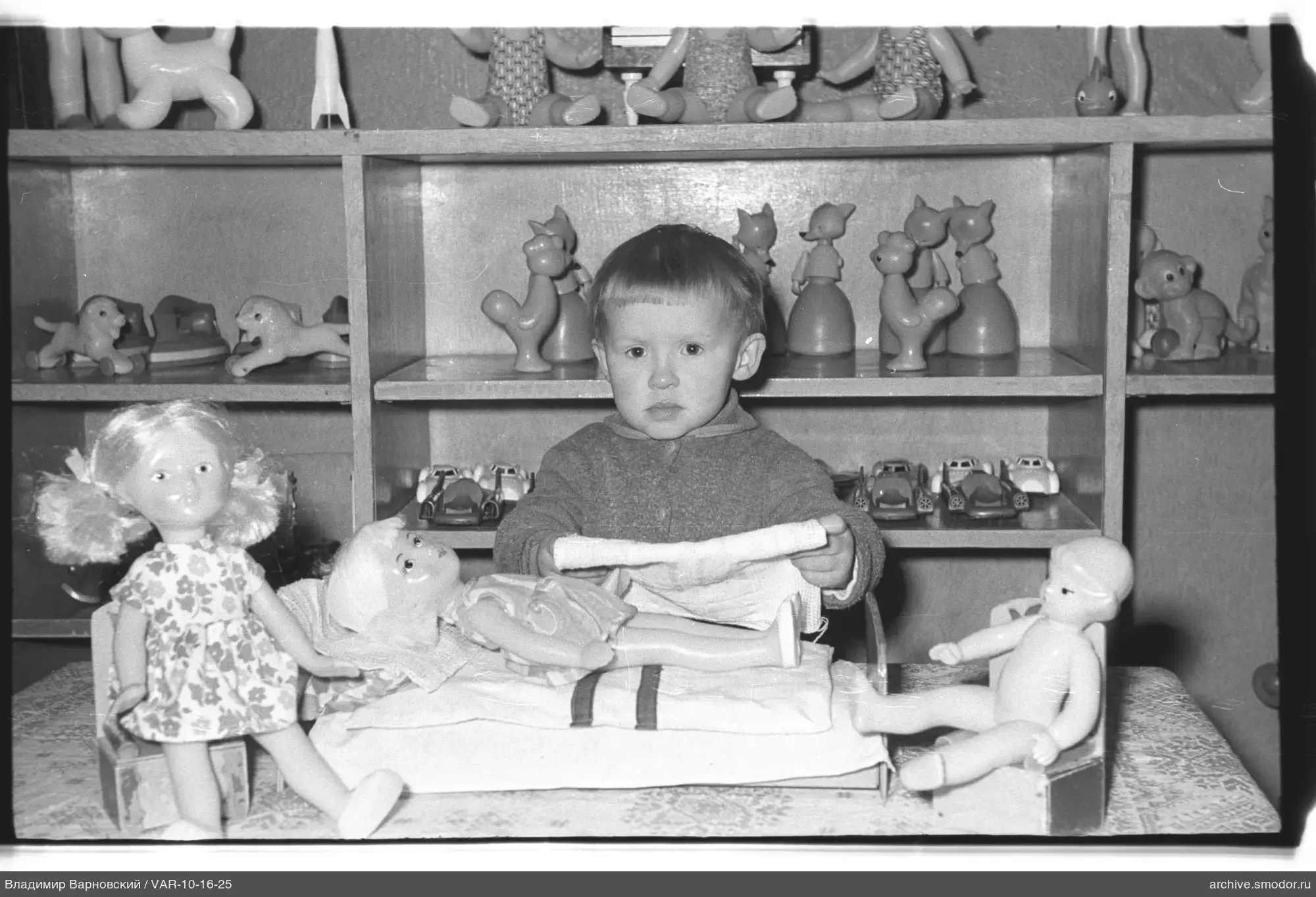 Kind mit Puppen und Spielzeug
