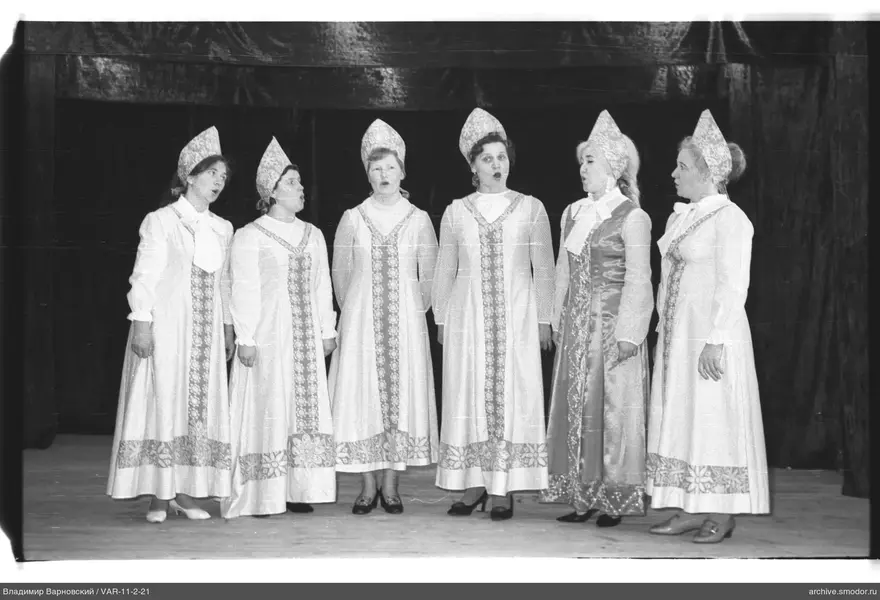 Gruppenporträt von Frauen in Nationalkleidung