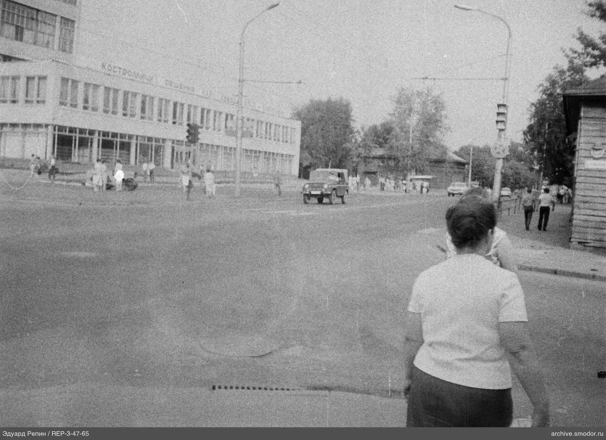 Улица с пешеходами и автомобилями