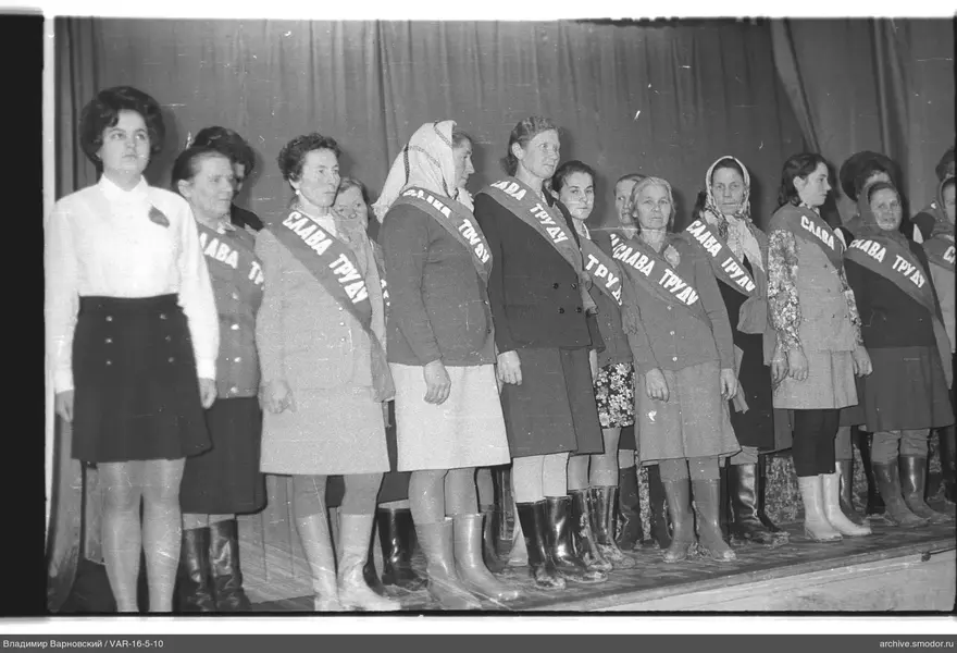 Gruppenporträt von Frauen und Mädchen auf der Bühne