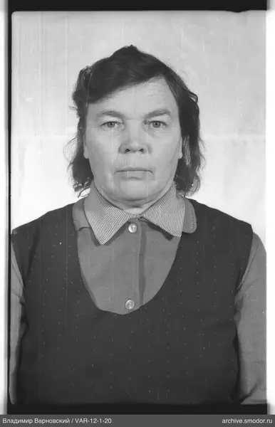 Porträt einer Frau in Weste und Hemd