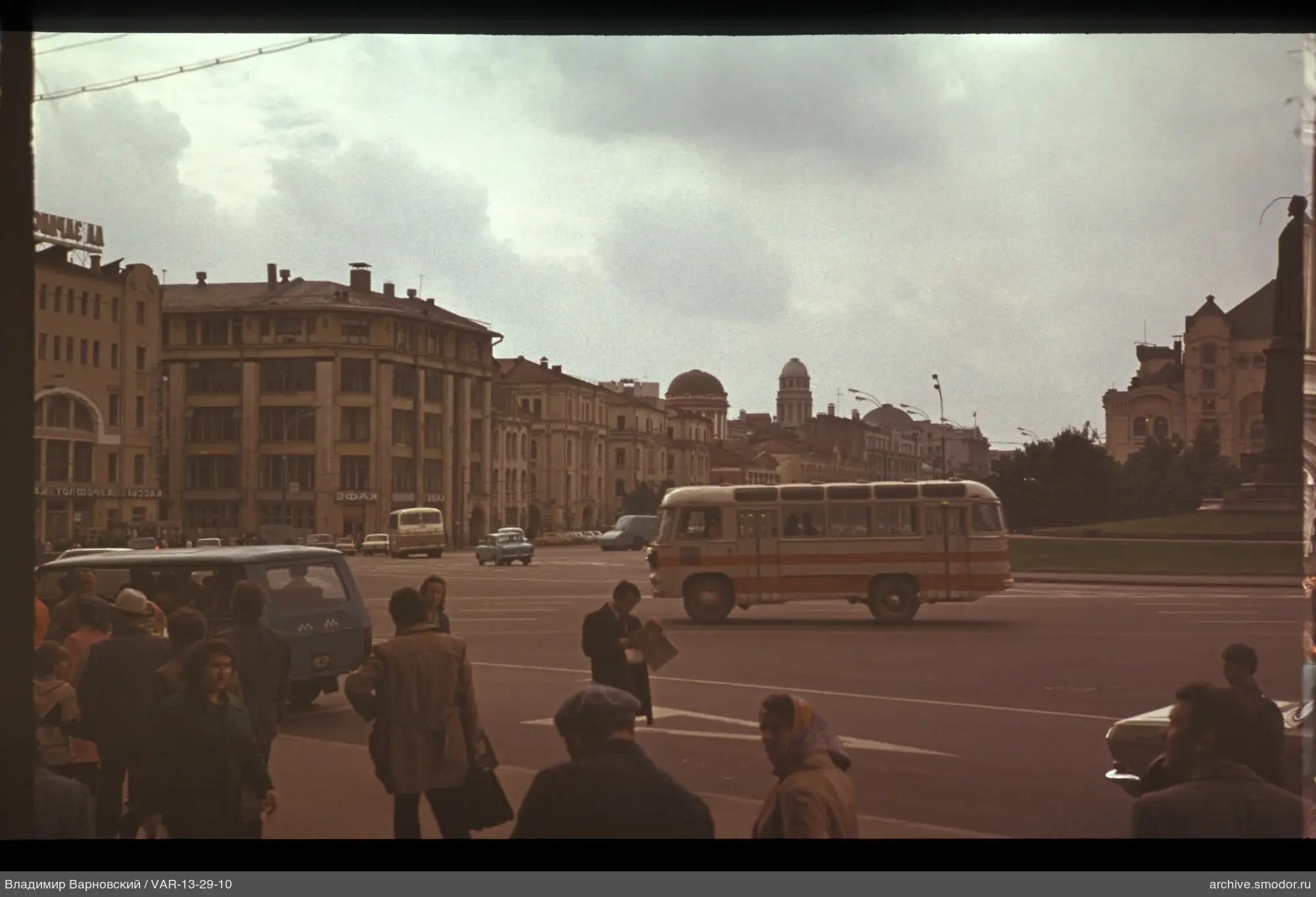 Straße mit fahrenden Bus und Menschenmenge