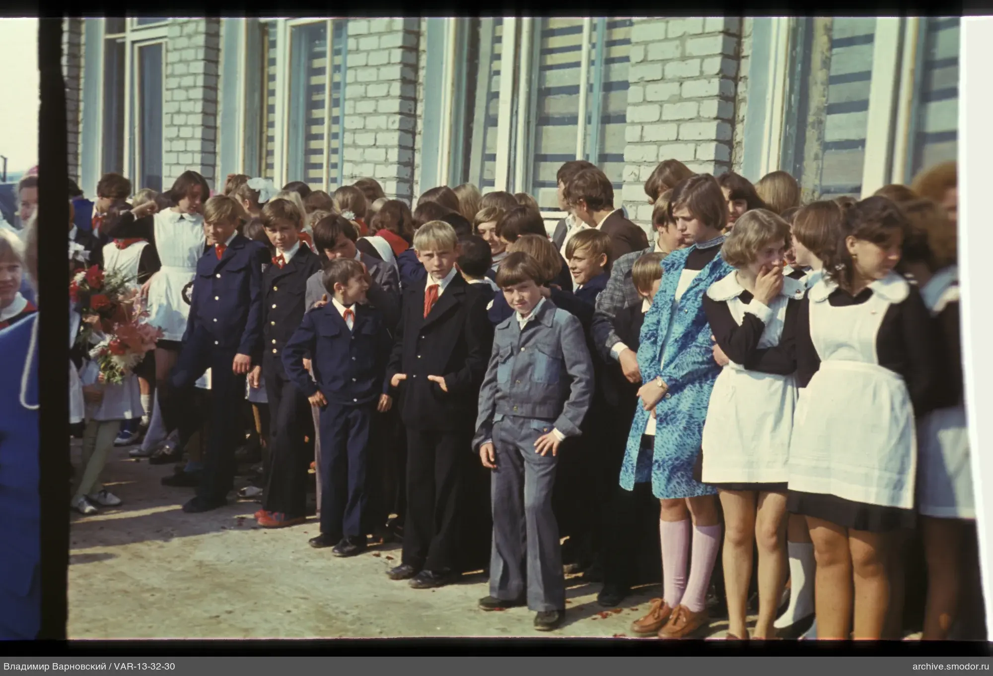 Gruppe von Kindern vor Backsteingebäude