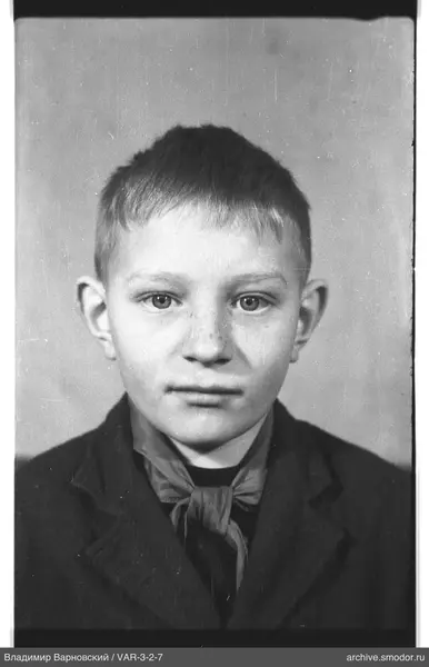 Porträt eines Jungen in dunklem Jacke