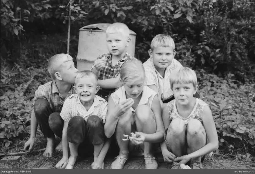 Gruppe von Kindern im Freien