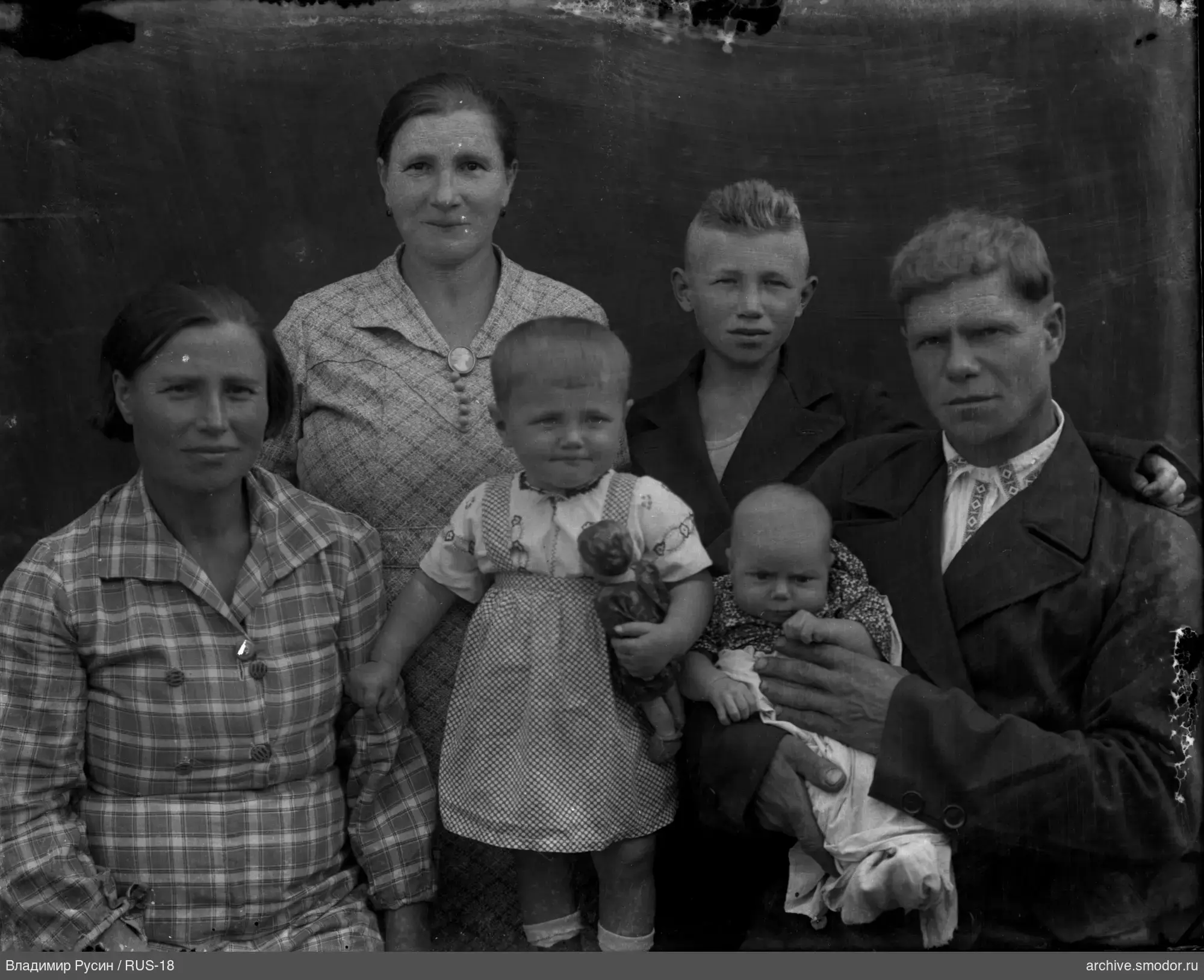 Gruppenporträt mit Kindern und Erwachsenen