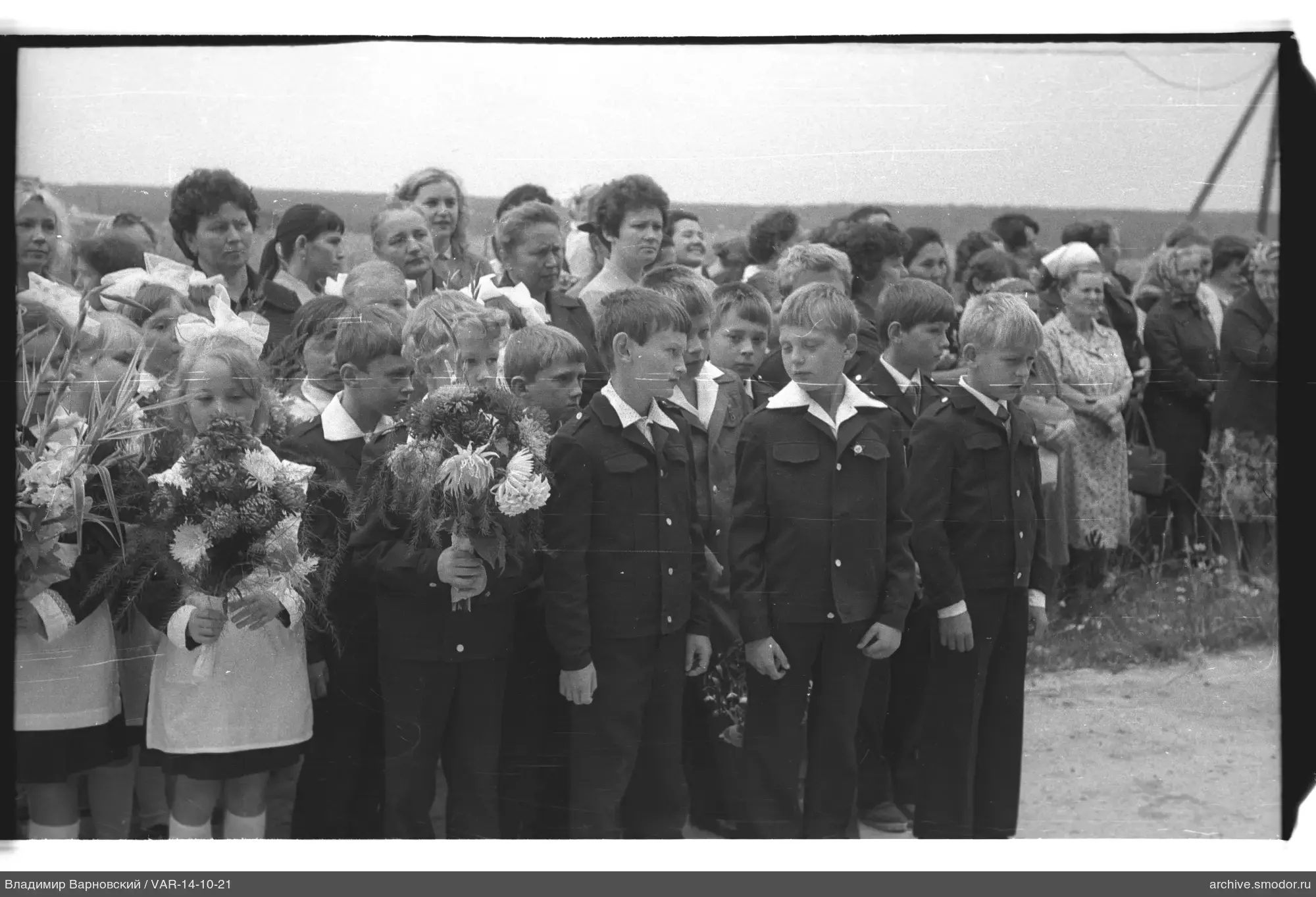 Gruppe von Kindern und Erwachsenen im Freien