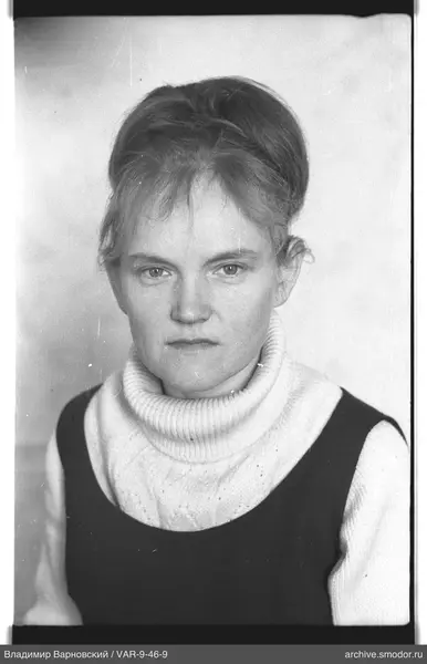 Porträt einer Frau in Pullover und Kleid