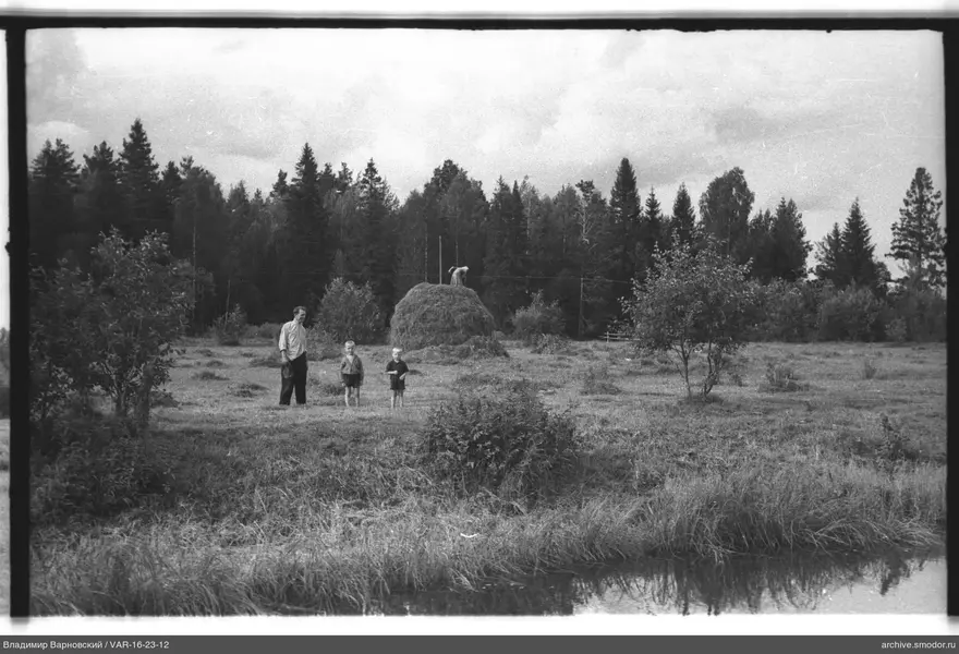 Mann und Jungen auf Wiese