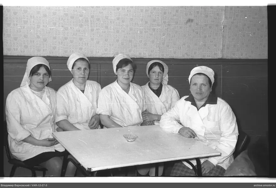 Gruppenporträt von Frauen in Kitteln