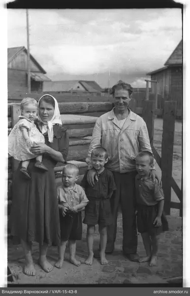 Gruppenporträt mit Frau und Kindern