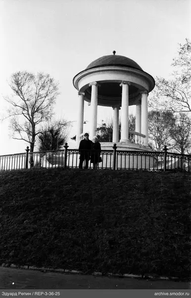 Pavillon mit Mann und Frau davor