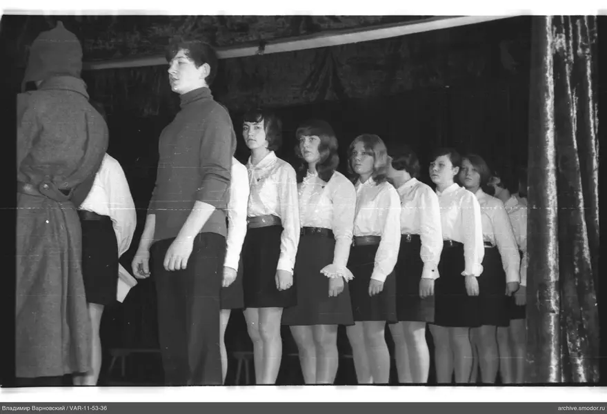 Gruppe junger Menschen im Profil