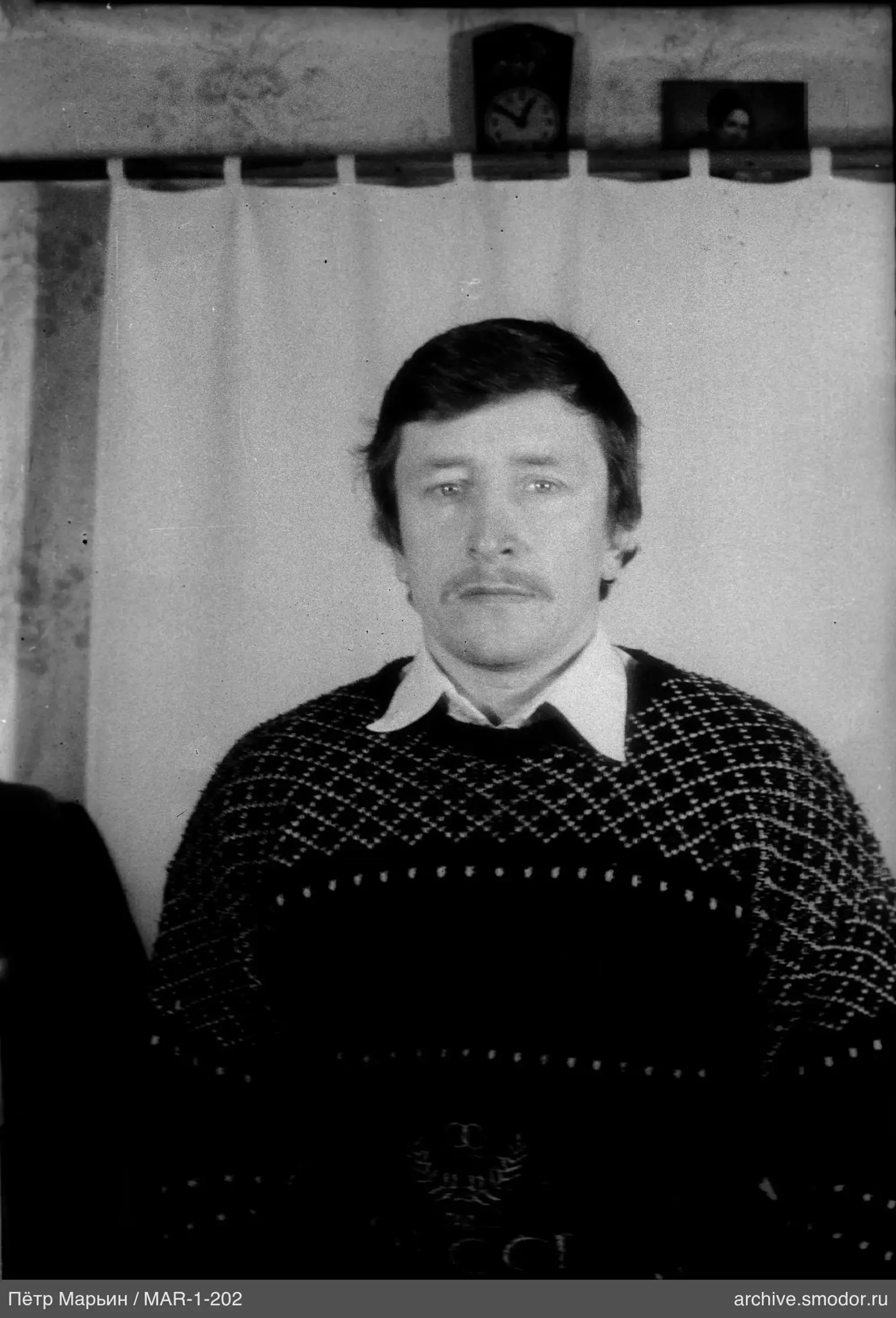 Porträt eines Mannes mit Schnurrbart in einem Pullover mit UdSSR
