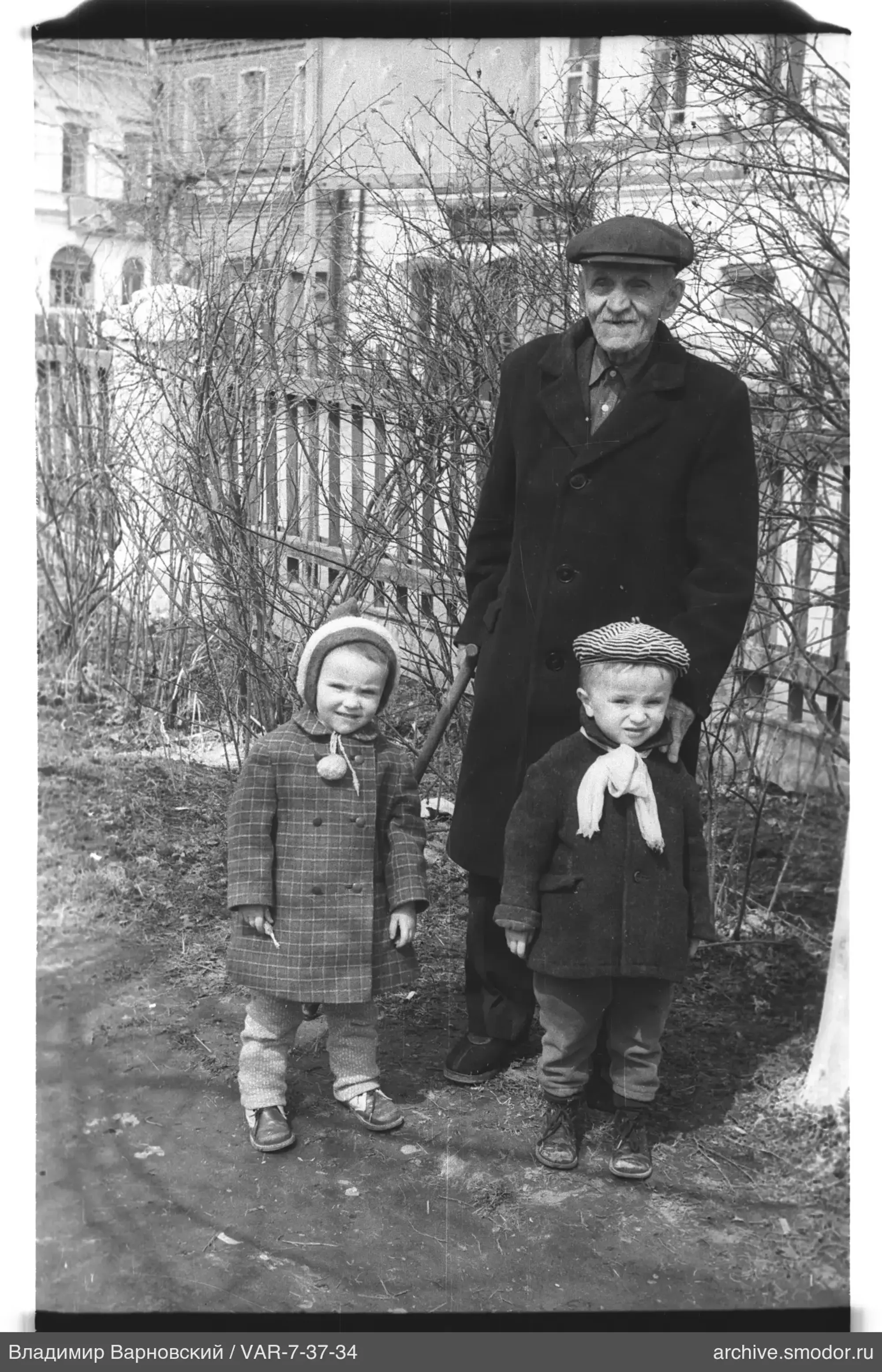 Gruppe mit älterem Mann und Kindern