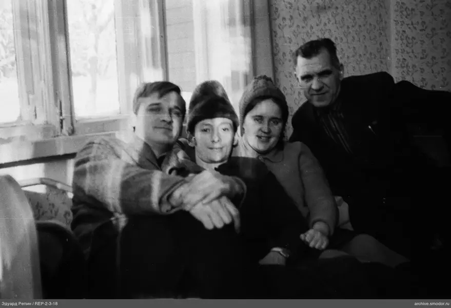Gruppe von vier Personen auf einem Sofa