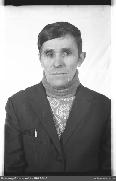 Porträt eines Mannes in Jacke und Pullover