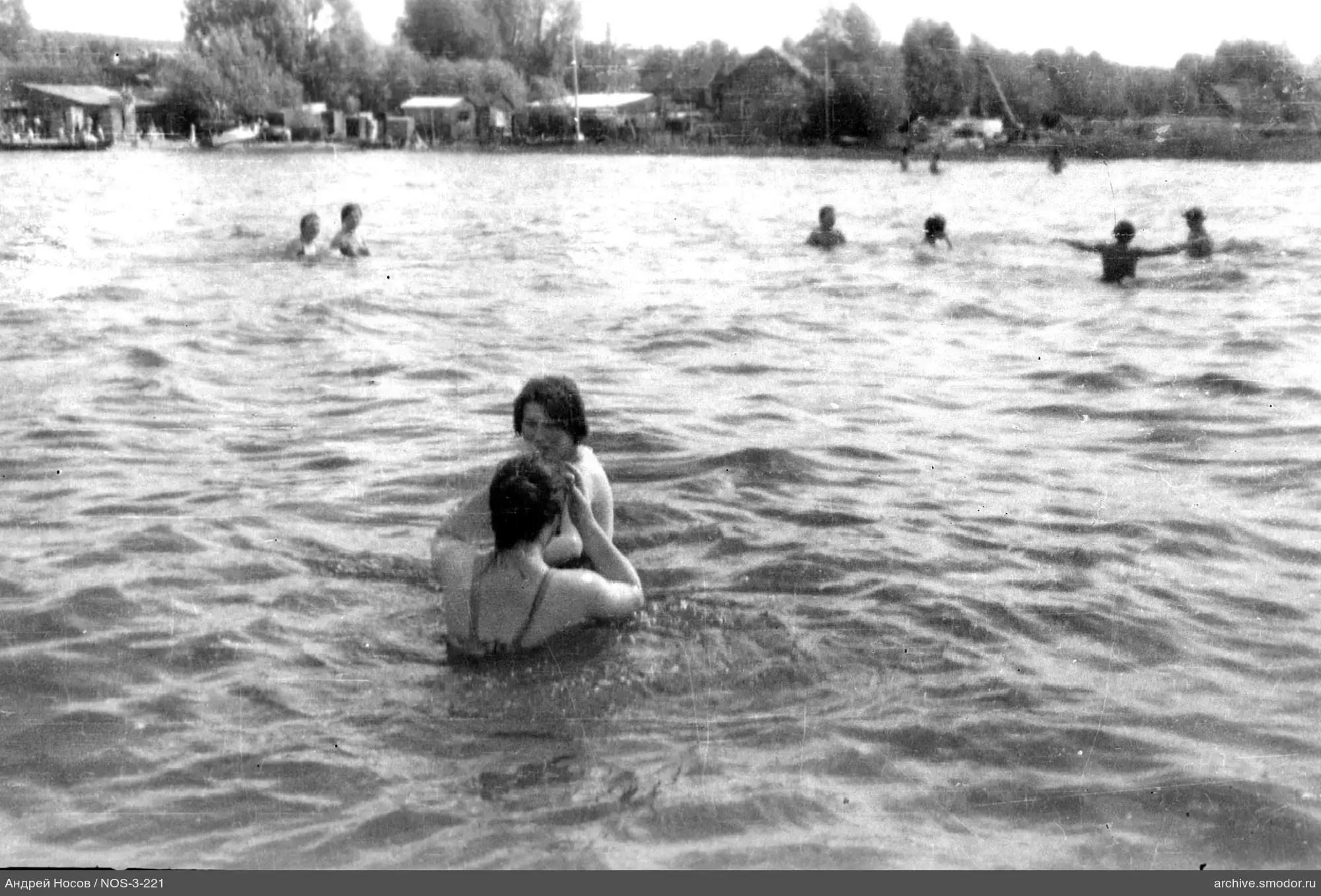 Люди в воде на берегу