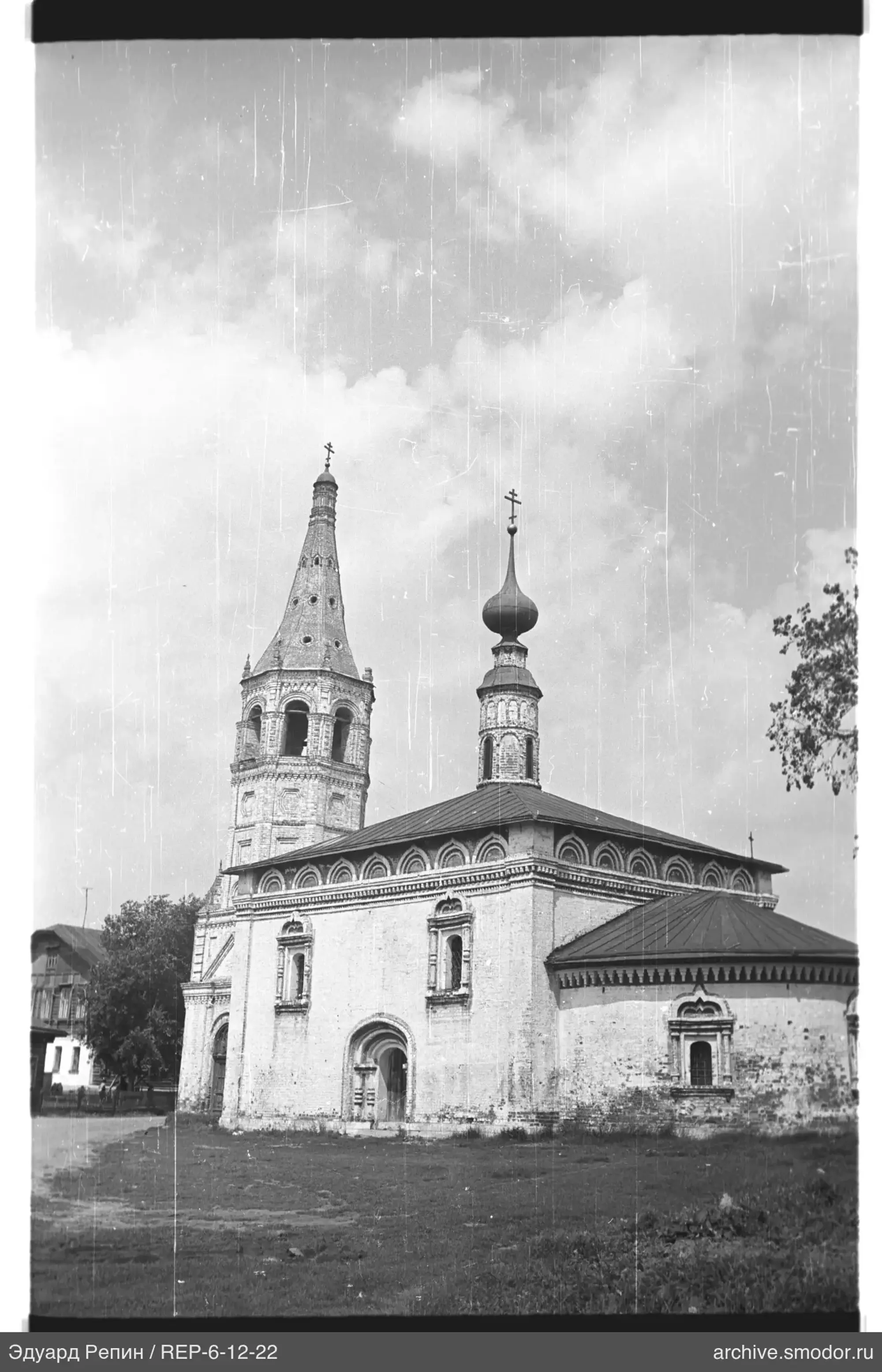 Steingebäude der Kirche mit zwei Türmen