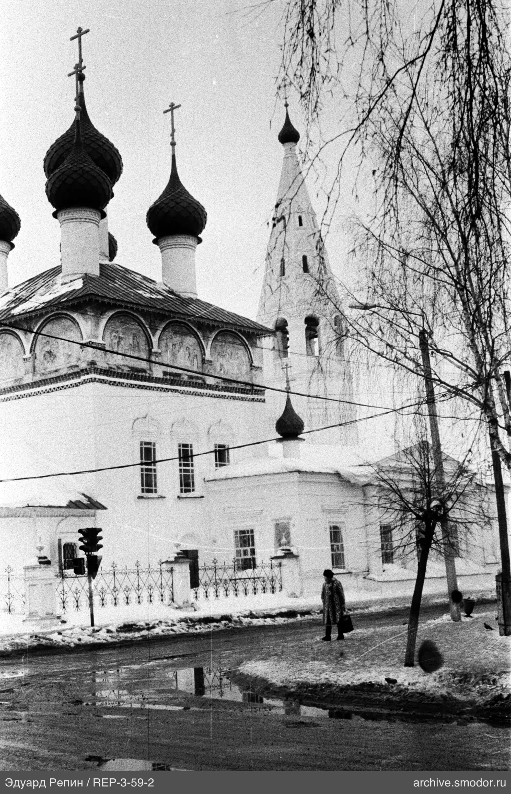 Пешеход у церкви с куполами и колокольней