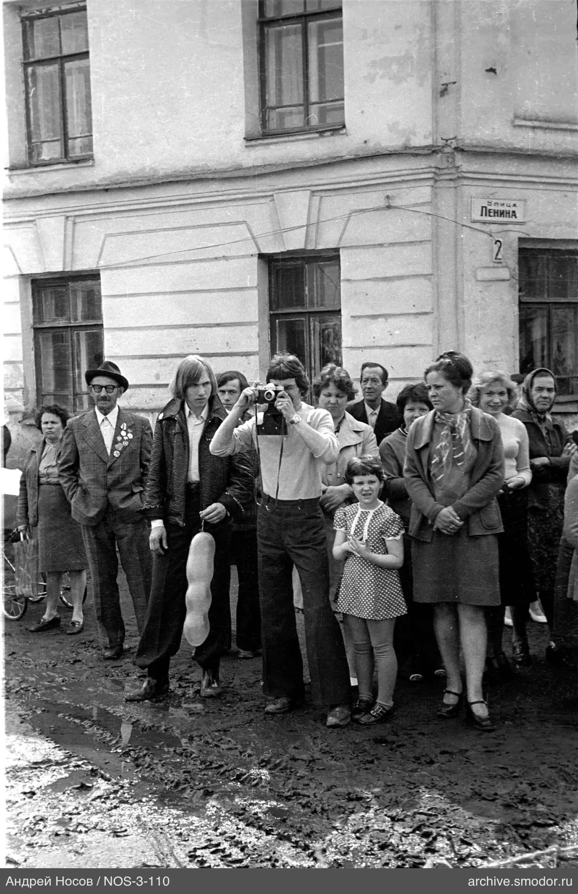 Группа людей у здания на улице Ленина