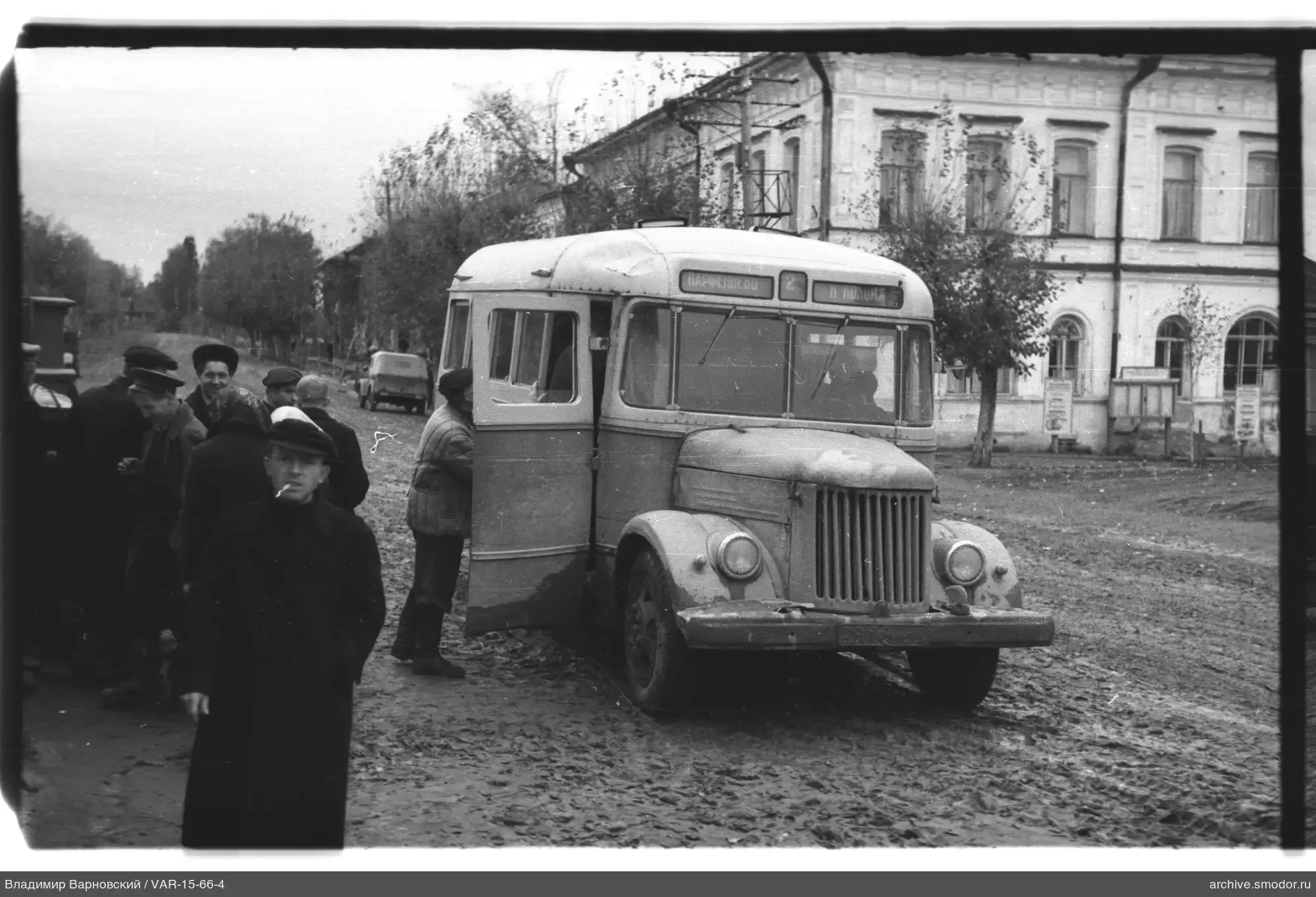 Группа мужчин и автобус на дороге