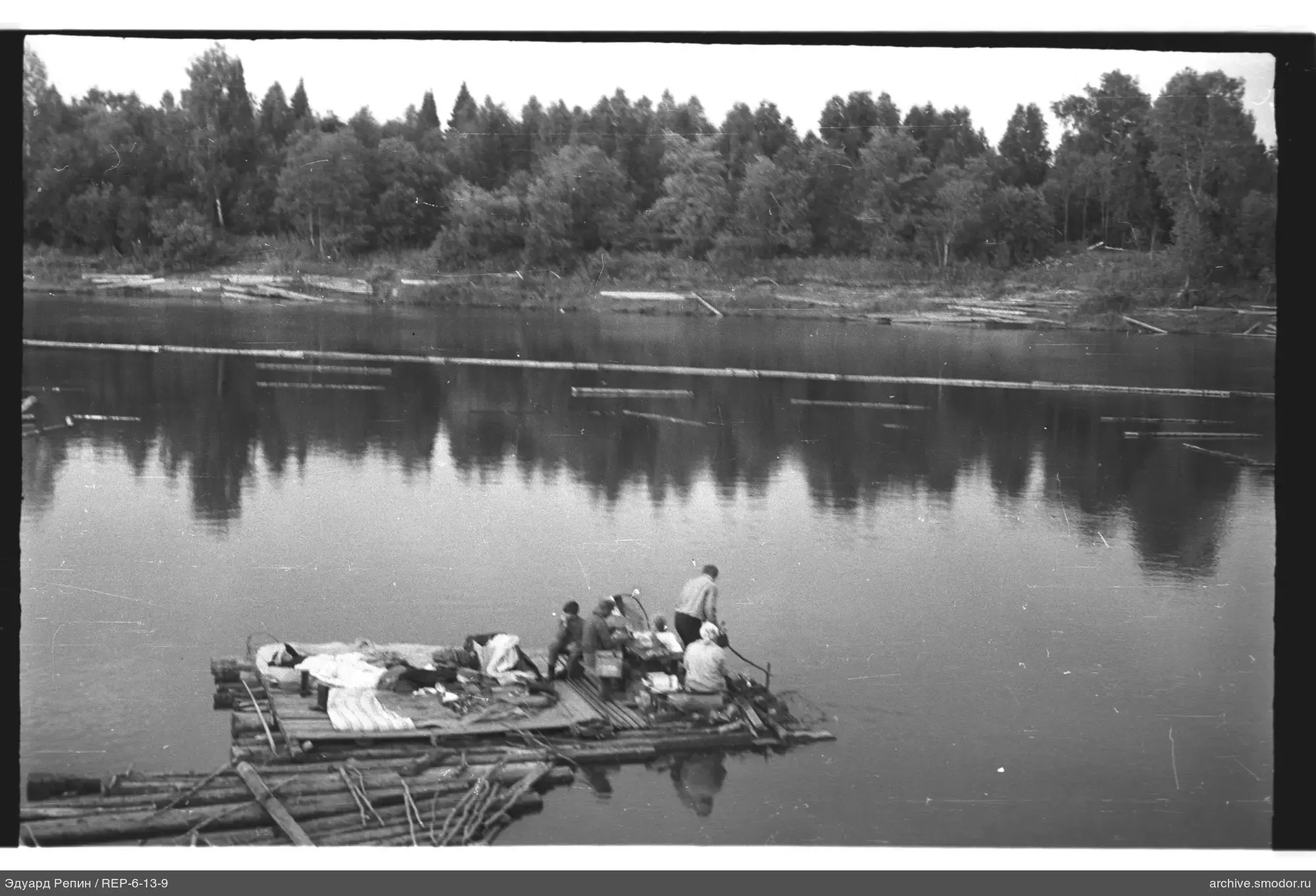 Люди на деревянном плоту на воде