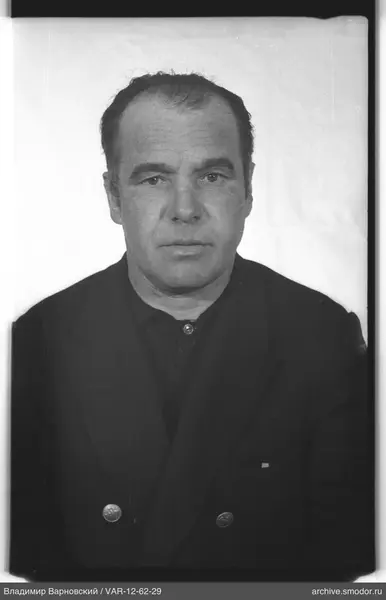 Портрет мужчины в темном пиджаке