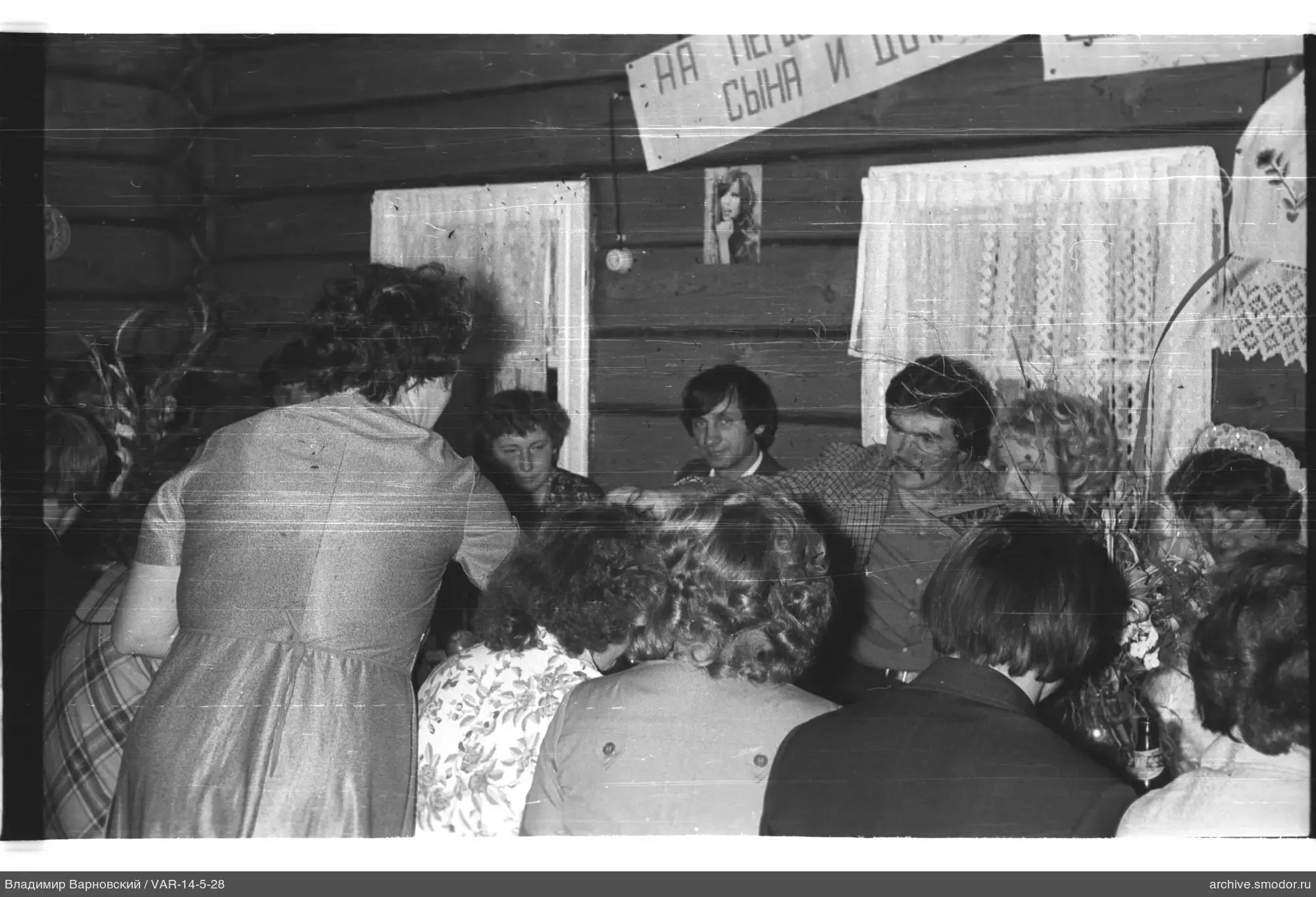 Gruppe am Tisch in einem Holzraum