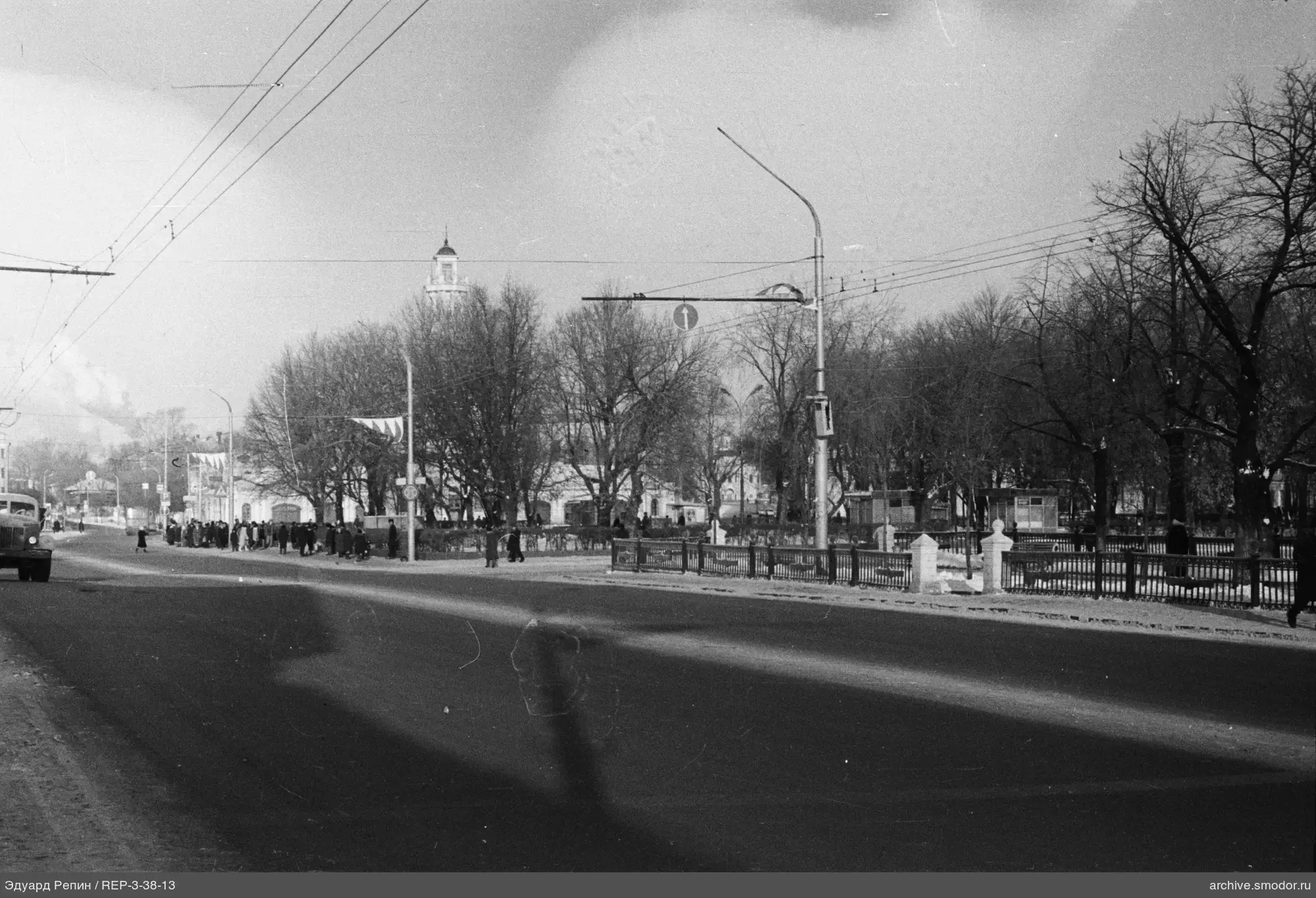 Широкая улица с пешеходами и транспортом