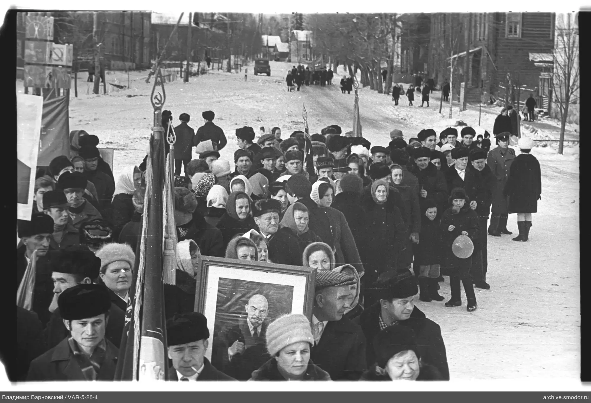 Группа людей с портретом Ленина и знаменами