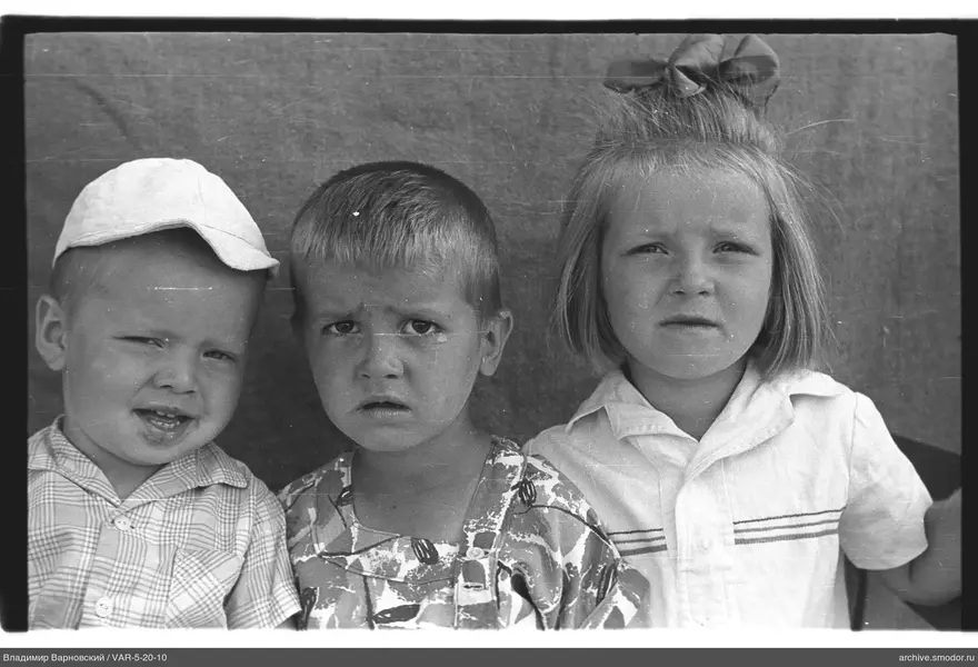 Gruppenporträt von drei Kindern