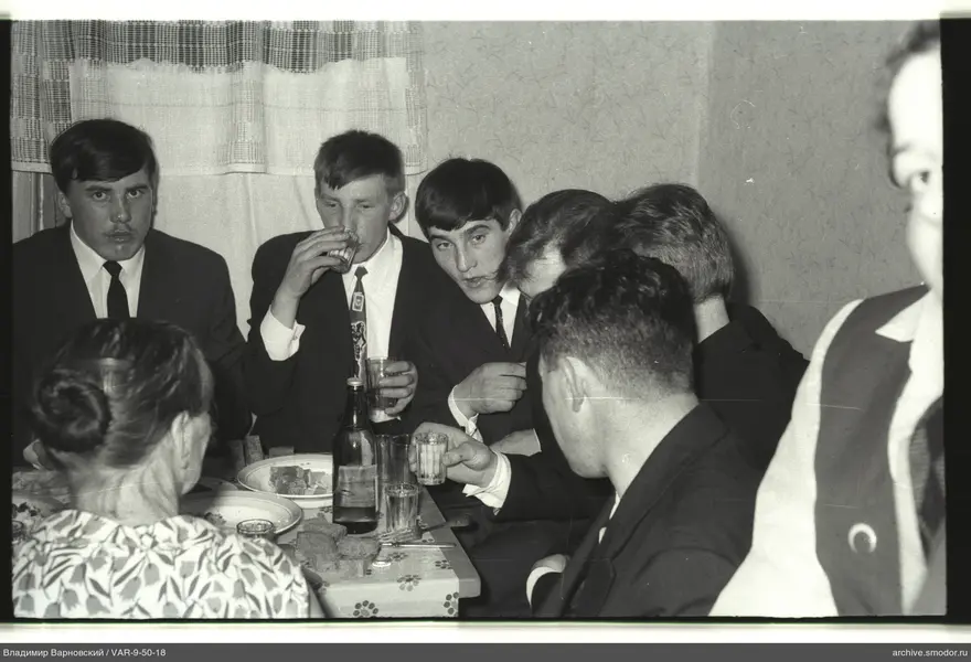 Gruppe am Tisch