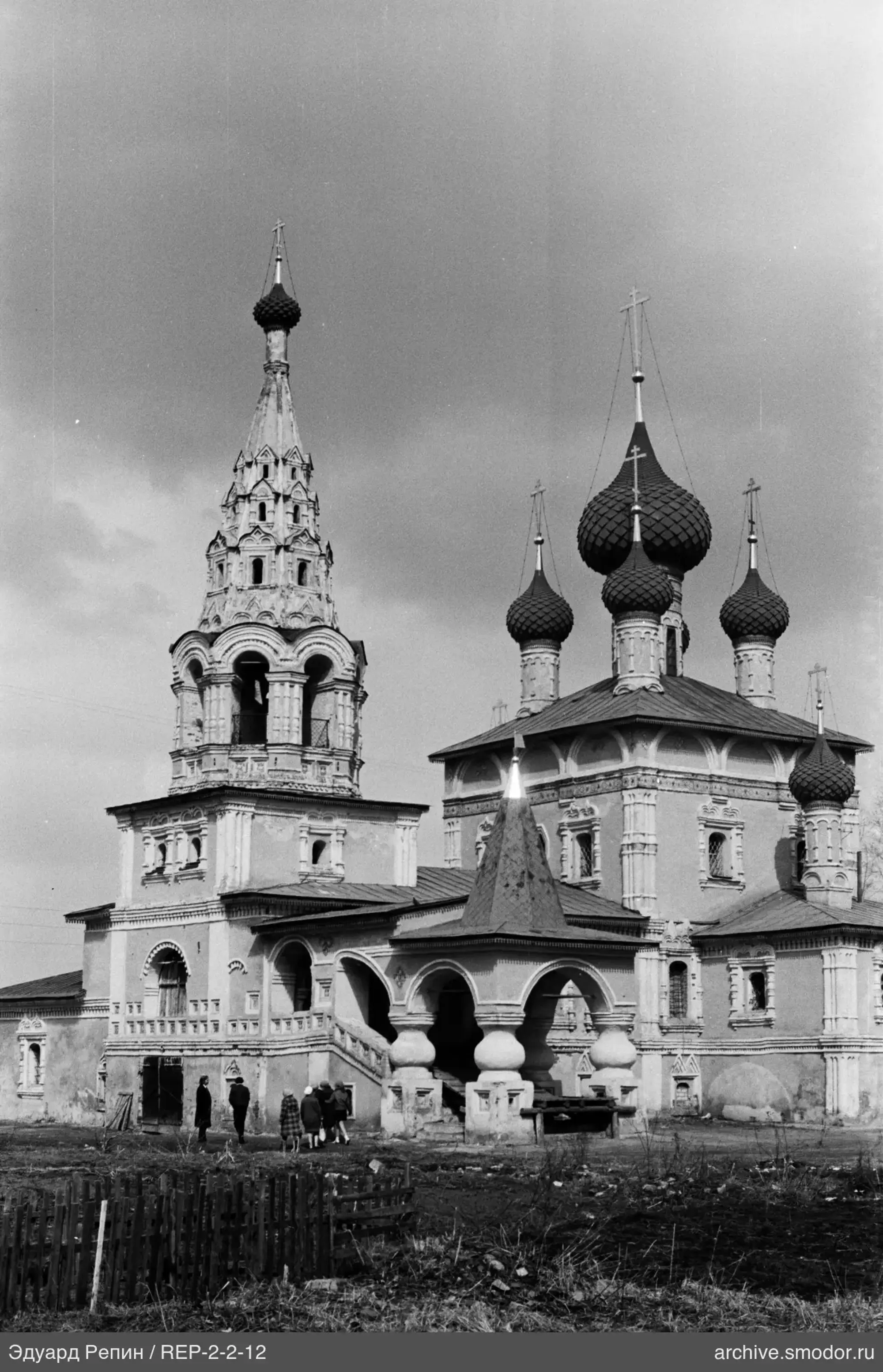 Церковь с куполами и группой у входа
