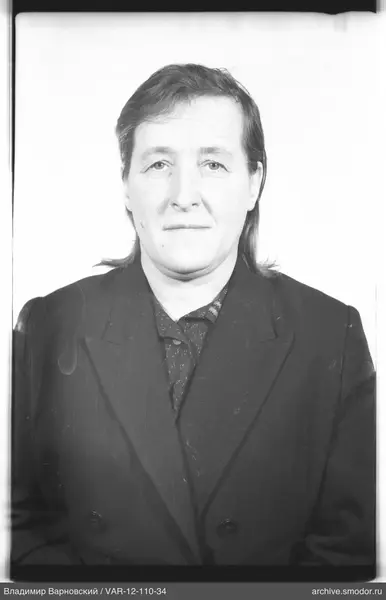 Портрет женщины в темном пиджаке
