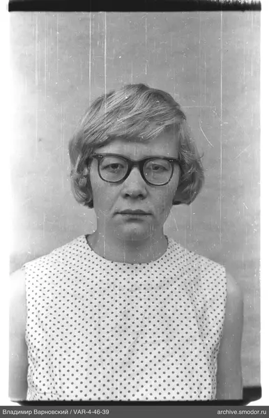 Porträt einer Frau mit Brille und Kleid