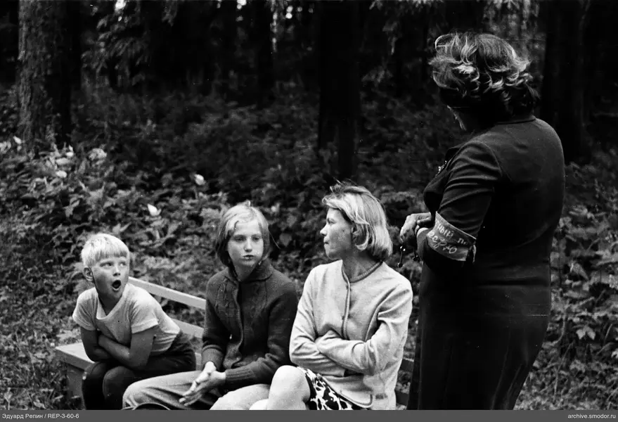 Gruppe von Kindern und Frau im Wald